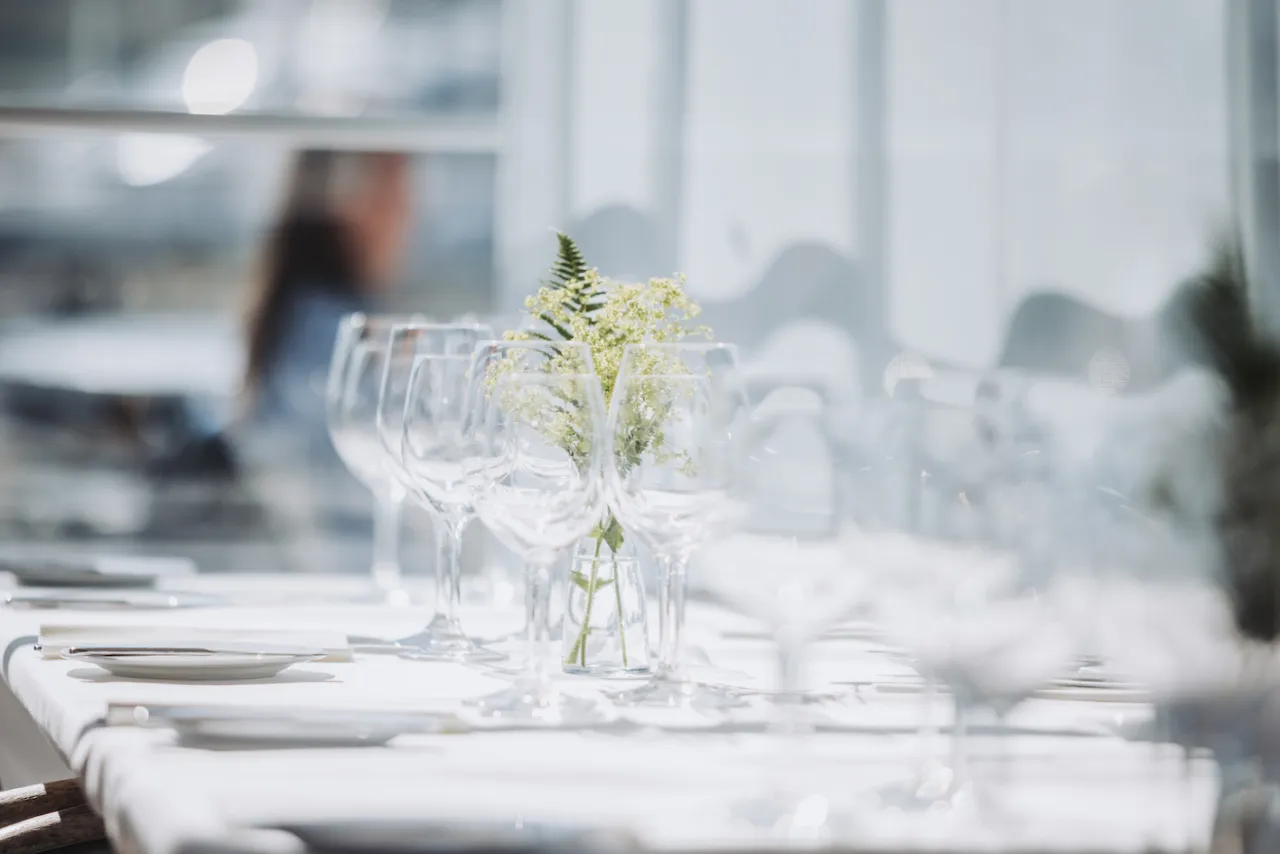 Set table at restaurant Matilda